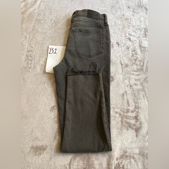New Madewell the perfect vintage jean women’s size 27
Color Gray - Picture 16 of 16